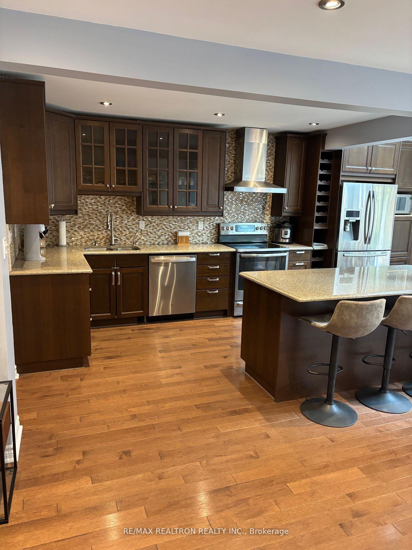 Photo 5 of 6 Joanna Crescent, Vaughan, Crestwood-Springfarm-Yorkhill — HOMEH