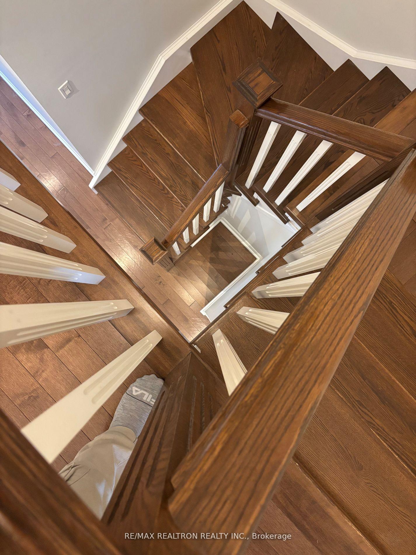Photo 7 of 6 Joanna Crescent, Vaughan, Crestwood-Springfarm-Yorkhill — HOMEH