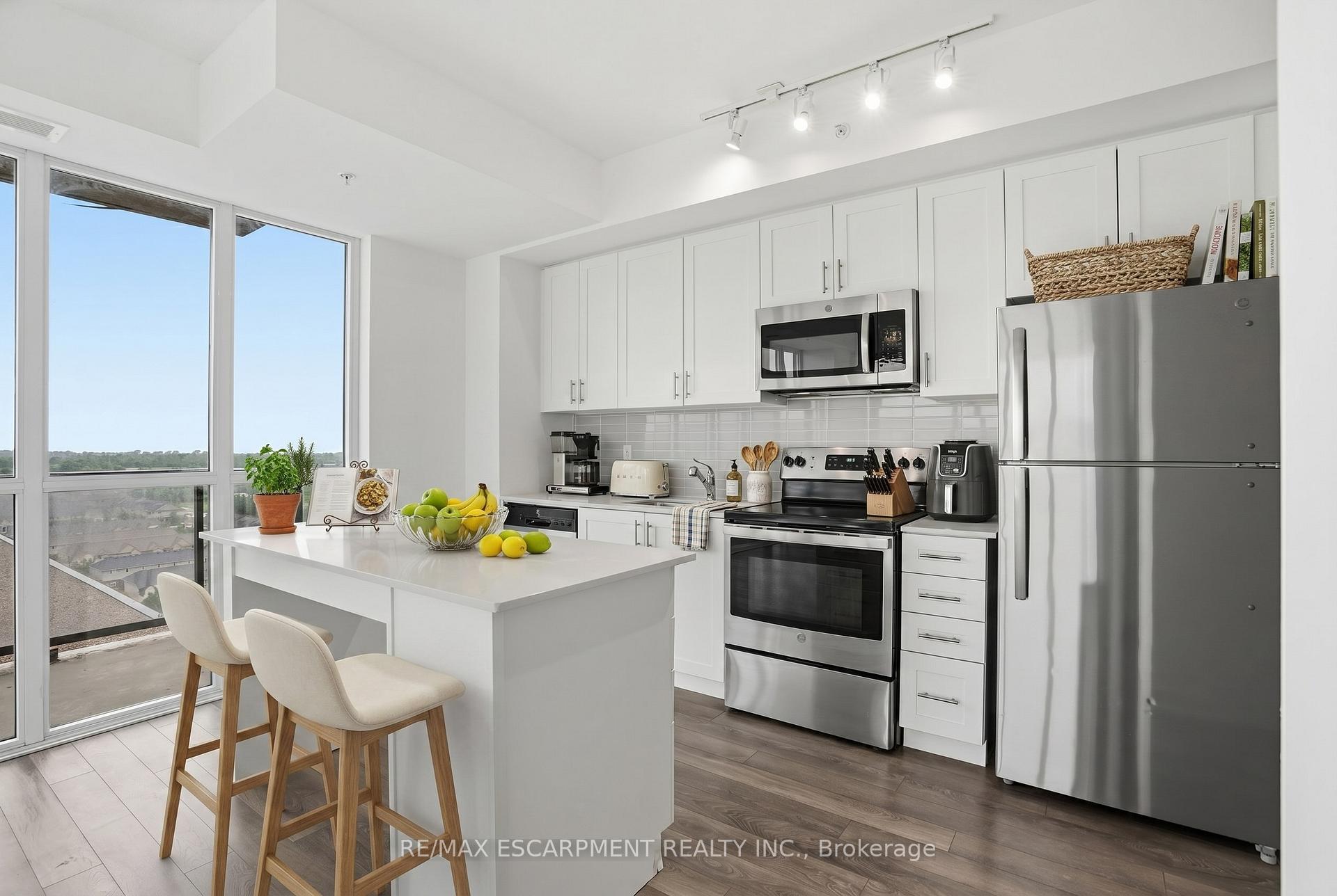 Photo 8 of Unit 1201, 550 North Service Road, Grimsby, Grimsby Beach — HOMEH