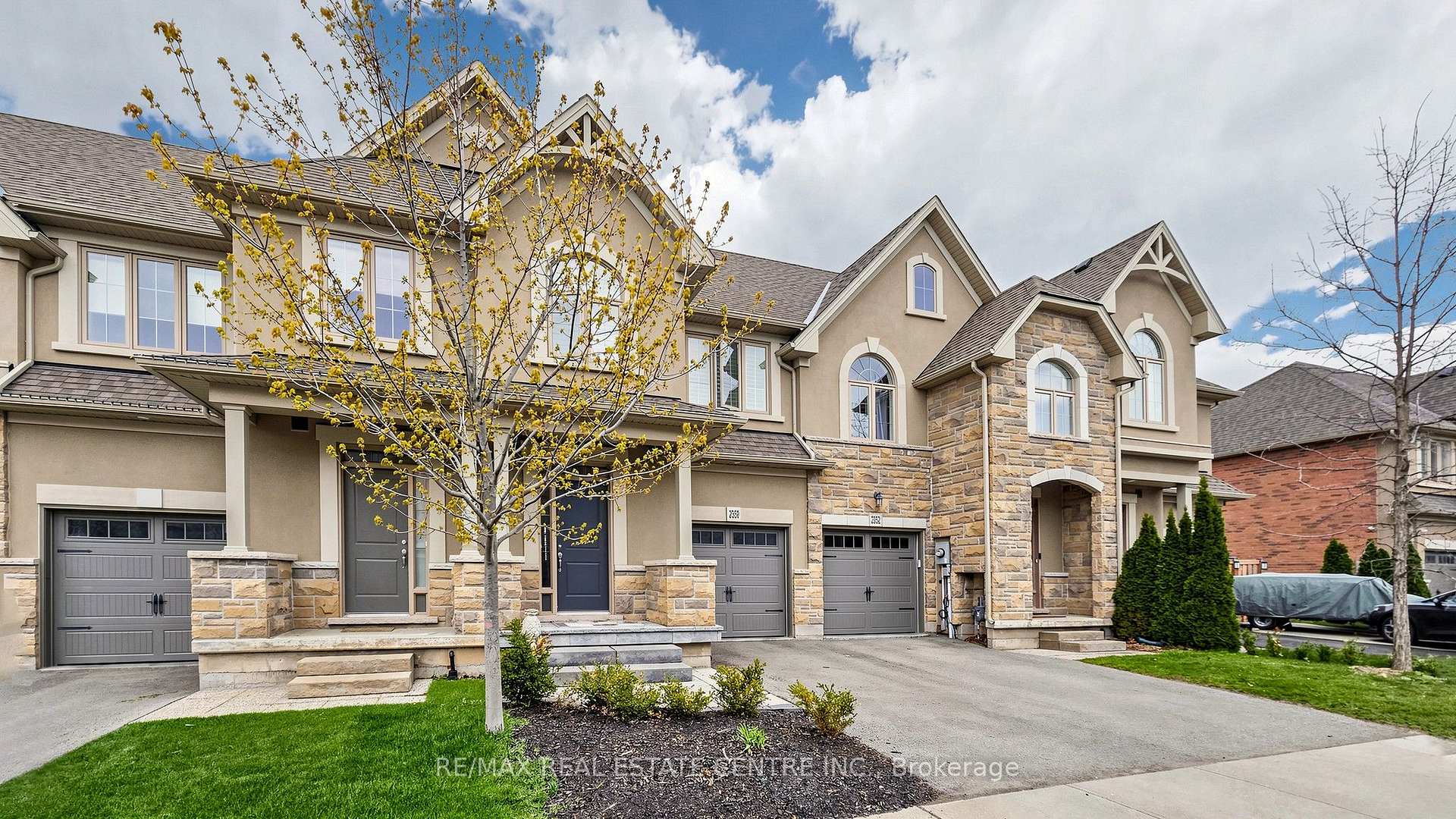 Photo 3 of 2350 Natasha Circle, Oakville, Bronte Creek — HOMEH