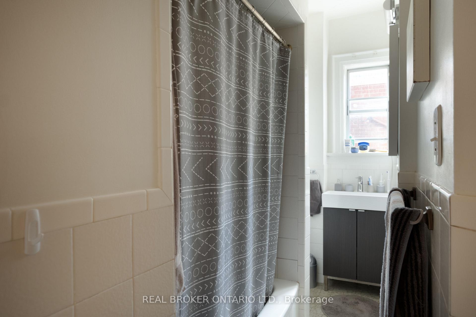Photo 35 of 33 Atlas Avenue, Toronto, Humewood-Cedarvale — HOMEH