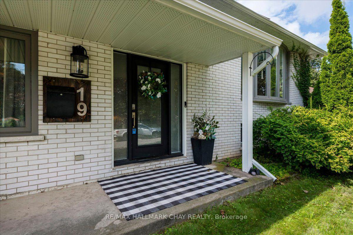 Photo 3 of 19 Highcroft Road, Barrie, Allandale Heights — HOMEH