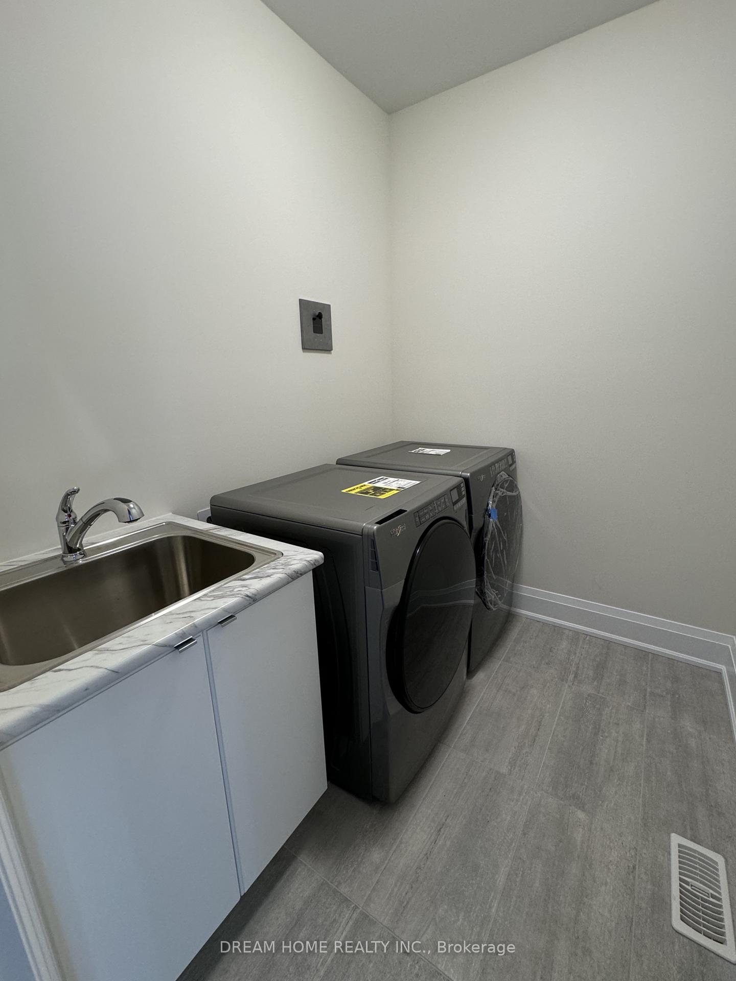 Photo 2 of 84 Tempel Street, Richmond Hill, Oak Ridges — HOMEH