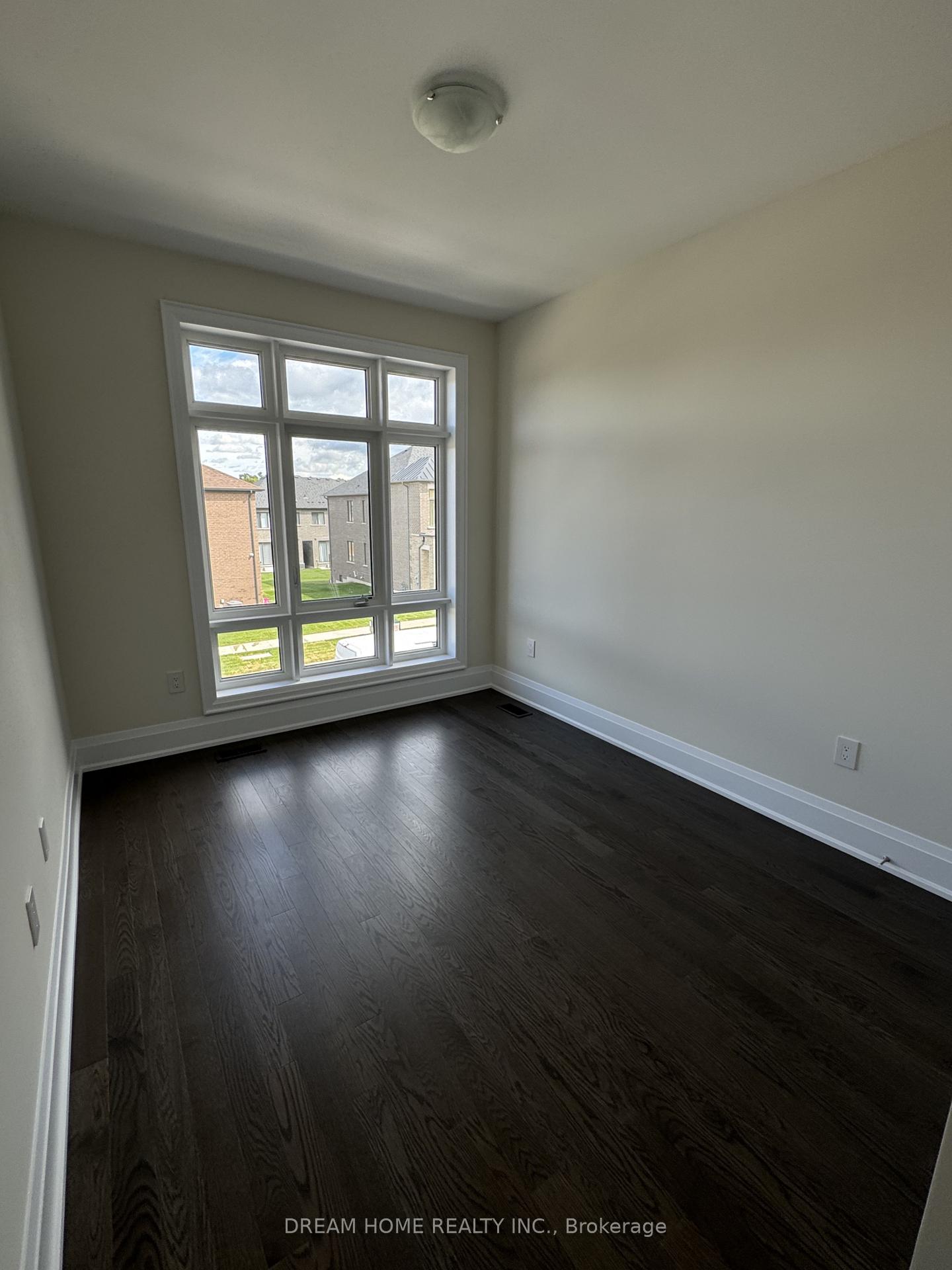 Photo 4 of 84 Tempel Street, Richmond Hill, Oak Ridges — HOMEH