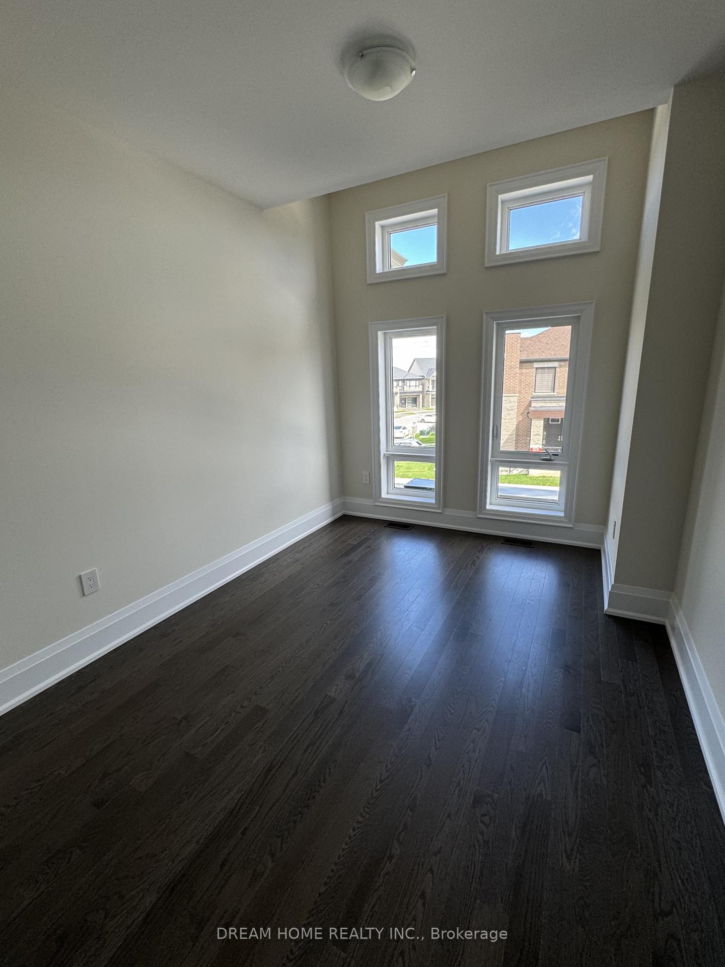 Photo 5 of 84 Tempel Street, Richmond Hill, Oak Ridges — HOMEH
