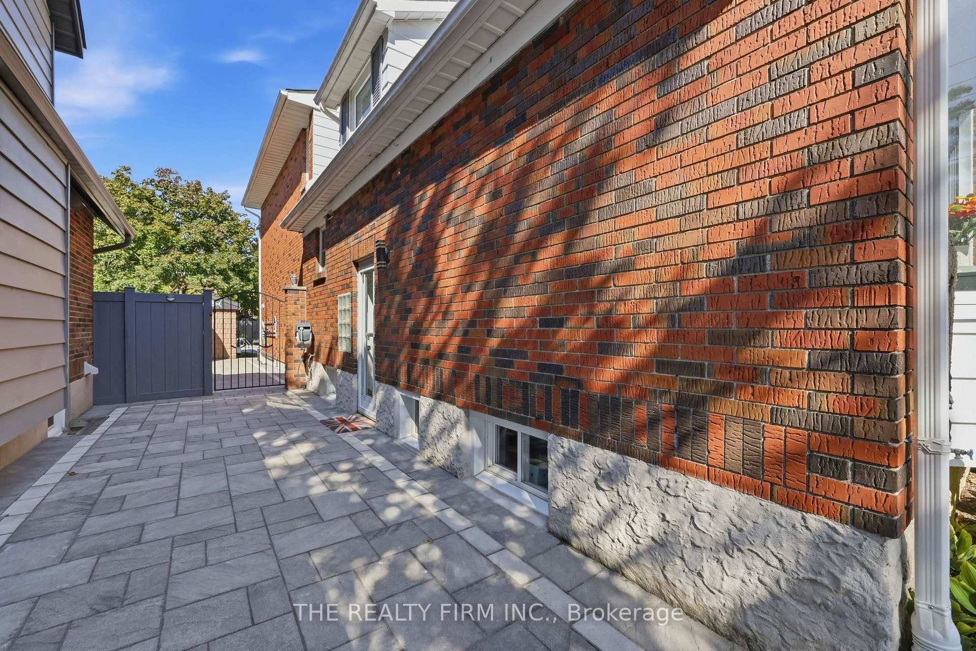 Photo 46 of 28 Thomas Janes Drive, London, South G — HOMEH