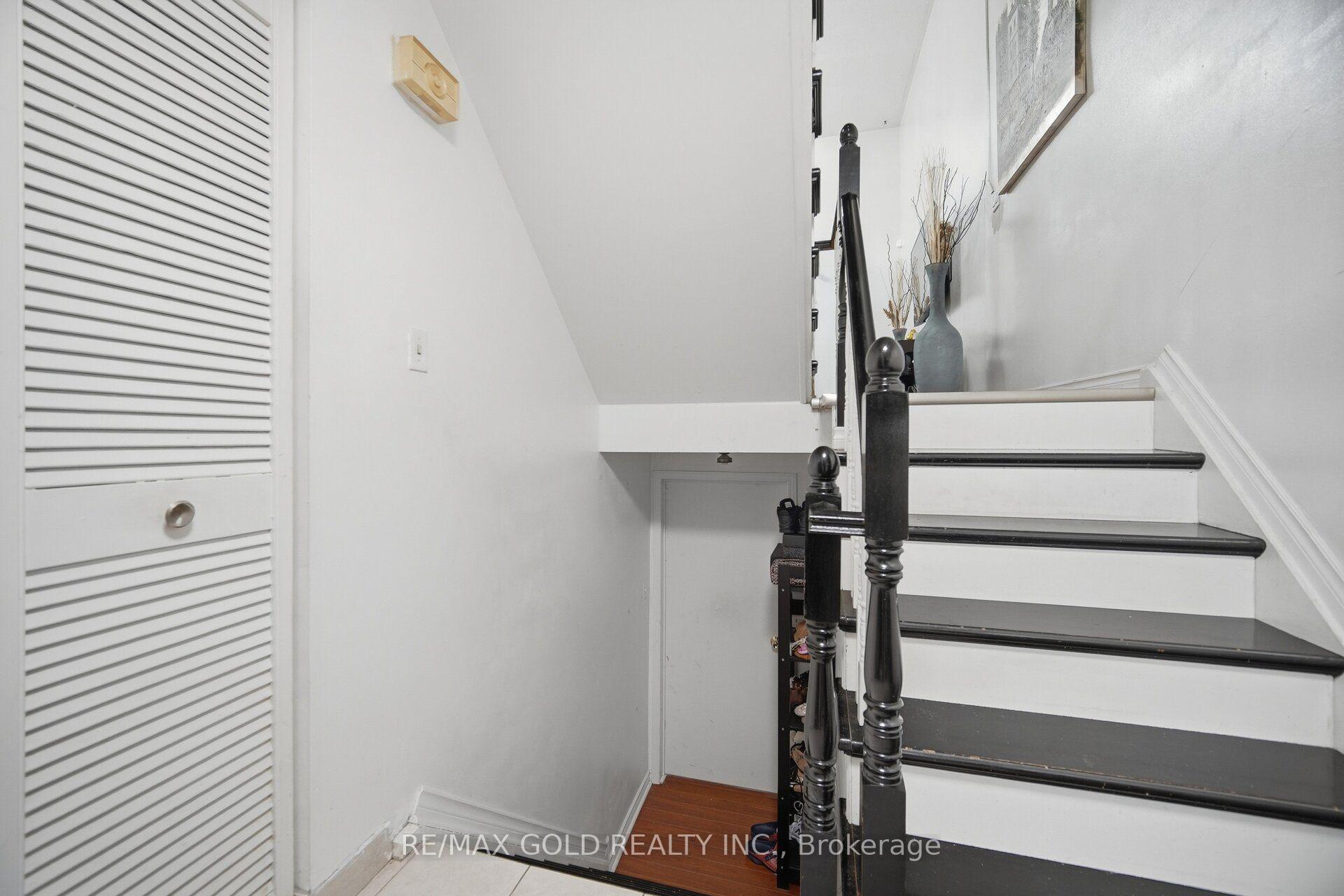 Photo 16 of 83 Clarion Road, Etobicoke, Willowridge-Martingrove-Richview — HOMEH