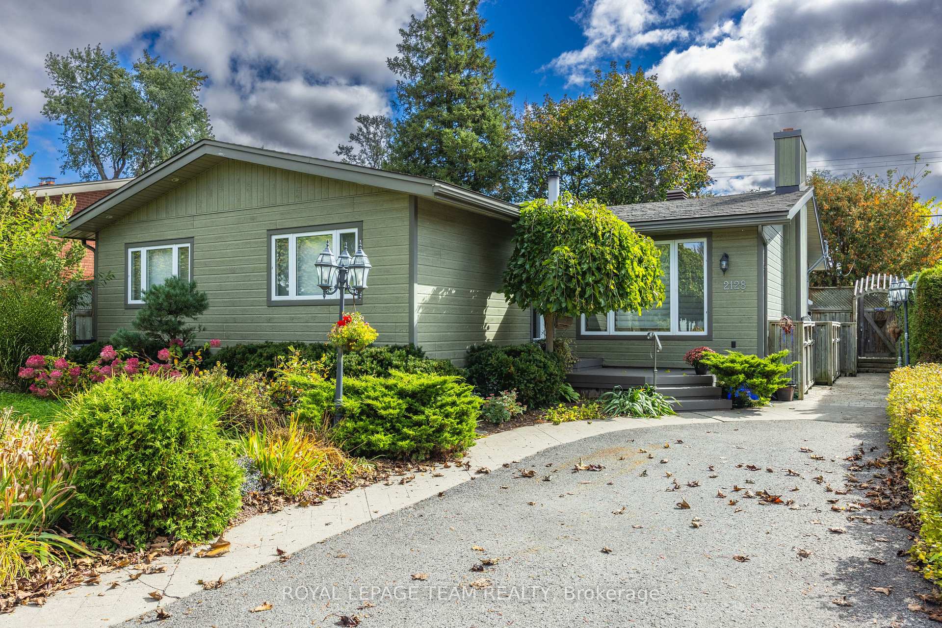 Photo 2 of 2128 Benjamin Avenue, Ottawa, McKellar Heights/Glabar Park — HOMEH