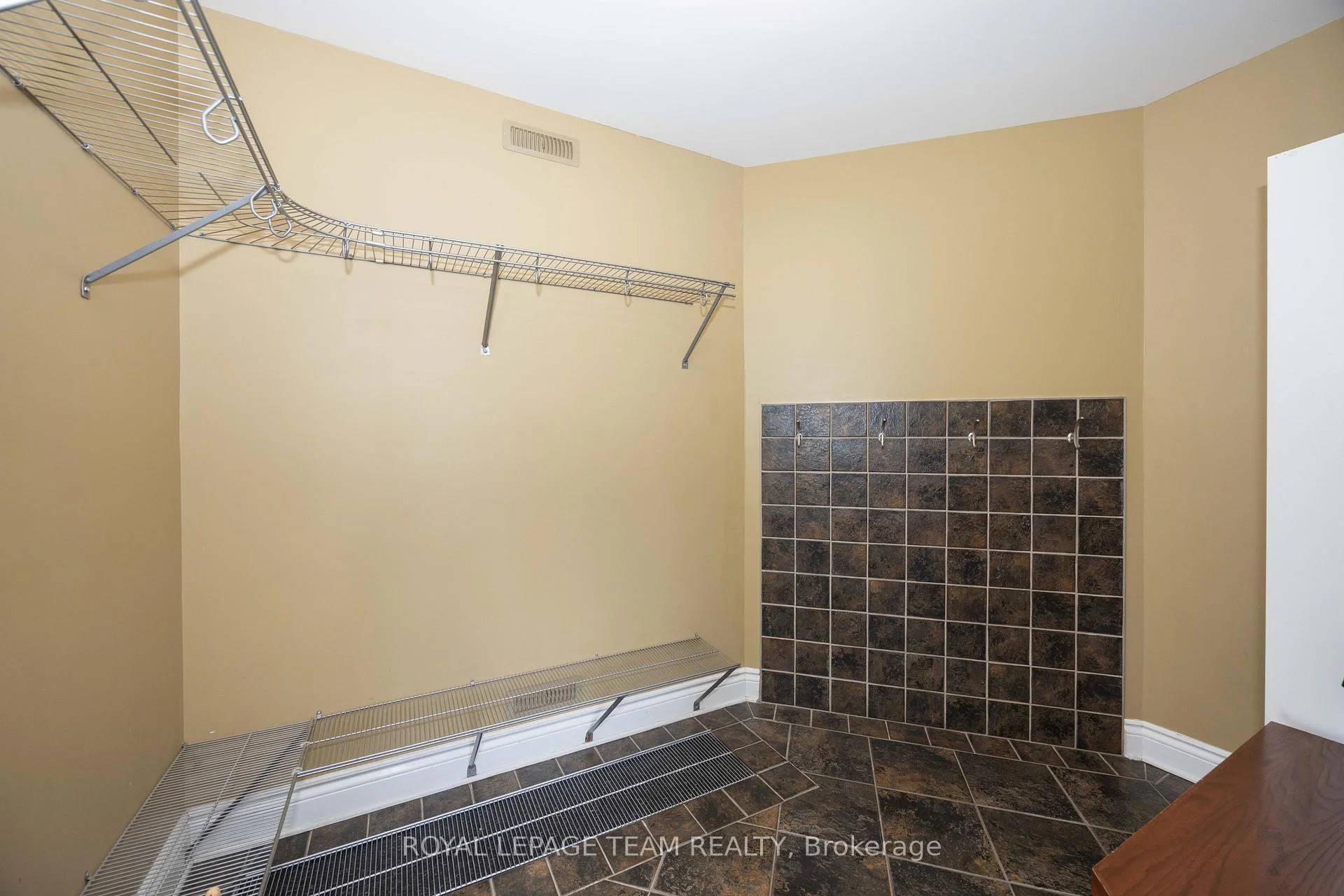 Photo 8 of 2128 Benjamin Avenue, Ottawa, McKellar Heights/Glabar Park — HOMEH