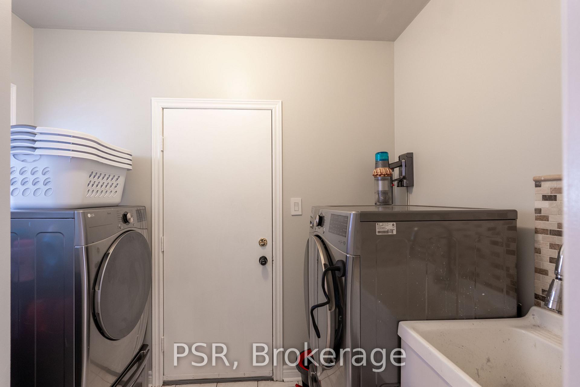 Photo 17 of 10 Baccarat Crescent, Brampton, Snelgrove — HOMEH