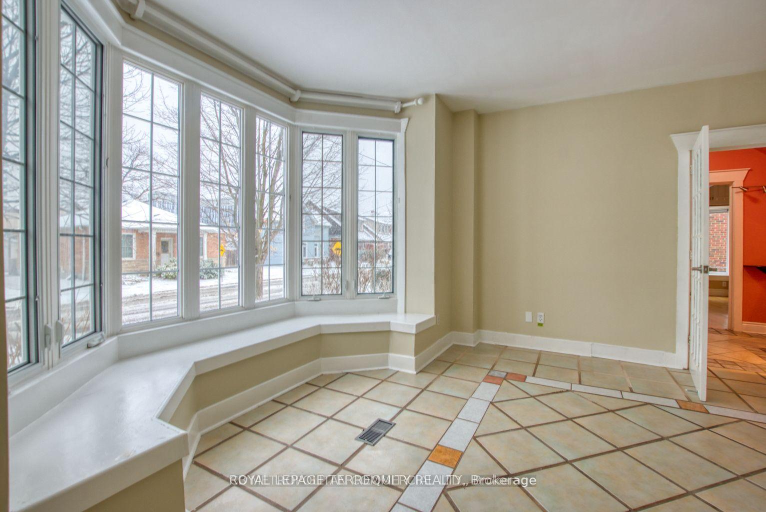 Photo 4 of 19 Mill Street N, Brampton, Downtown Brampton — HOMEH