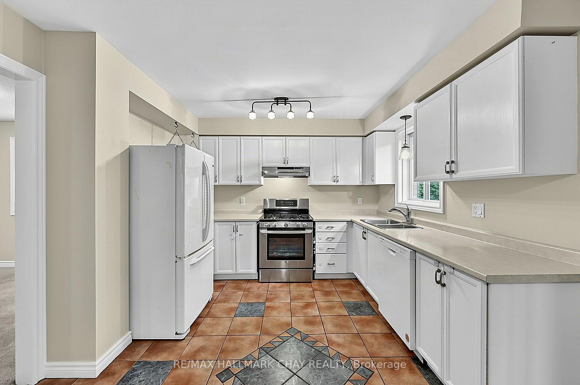 Photo 5 of 87 McVeigh Drive, Barrie, Northwest — HOMEH