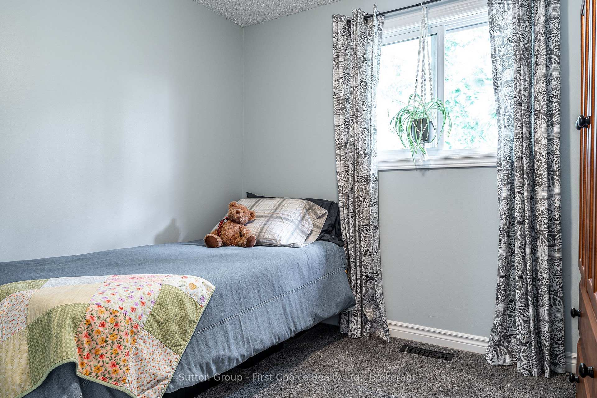 Photo 17 of 97 Graham Crescent, Stratford — HOMEH