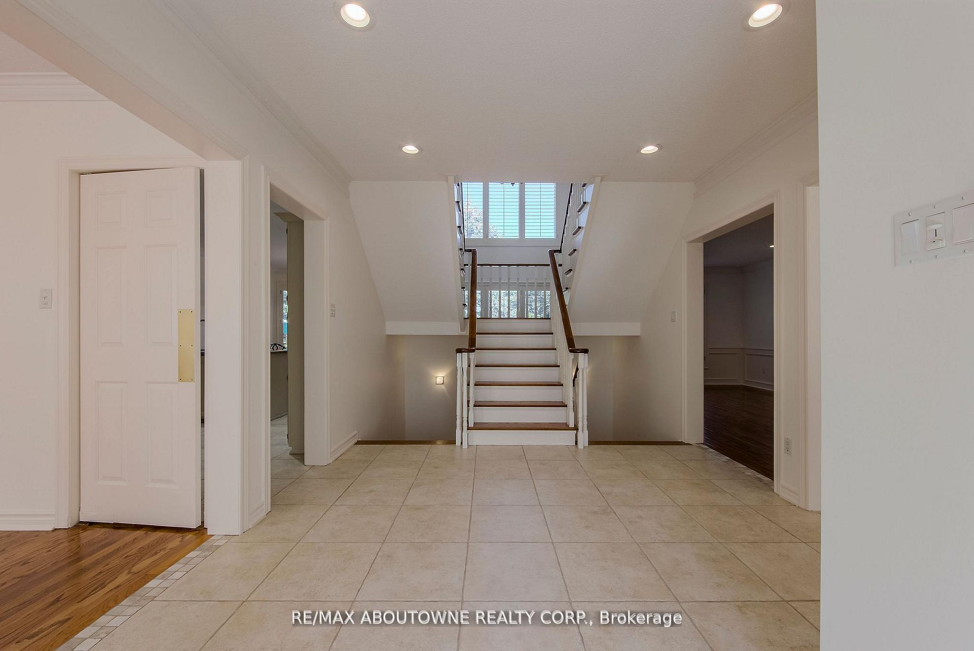 Photo 3 of 1487 The Links Drive, Oakville, Glen Abbey — HOMEH
