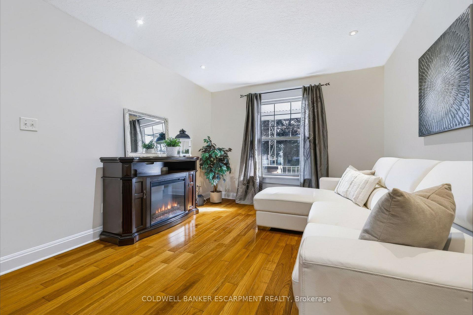 Photo 9 of 18 Lowrey Avenue N, Cambridge, East Galt — HOMEH