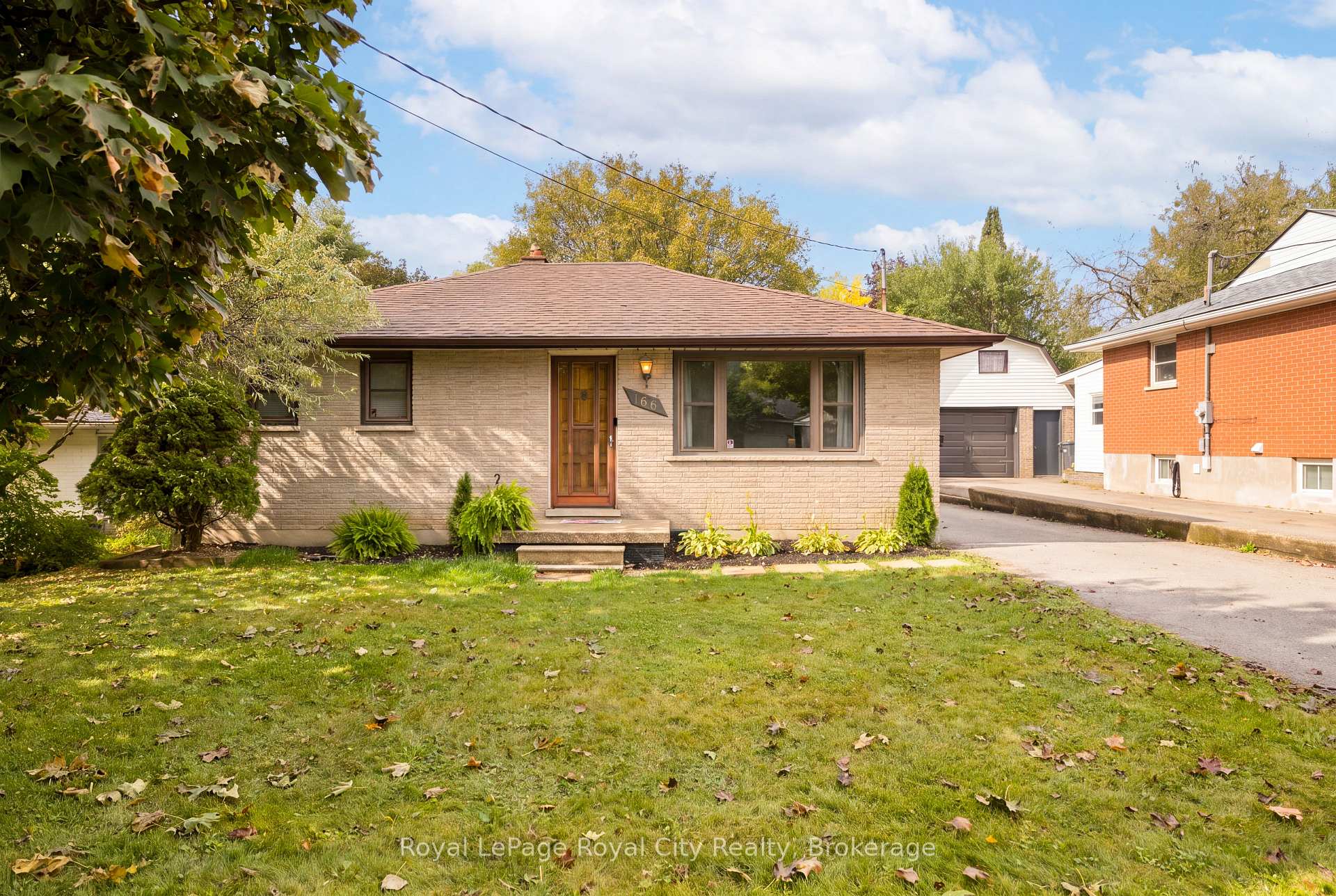Photo of 166 Victoria Road N