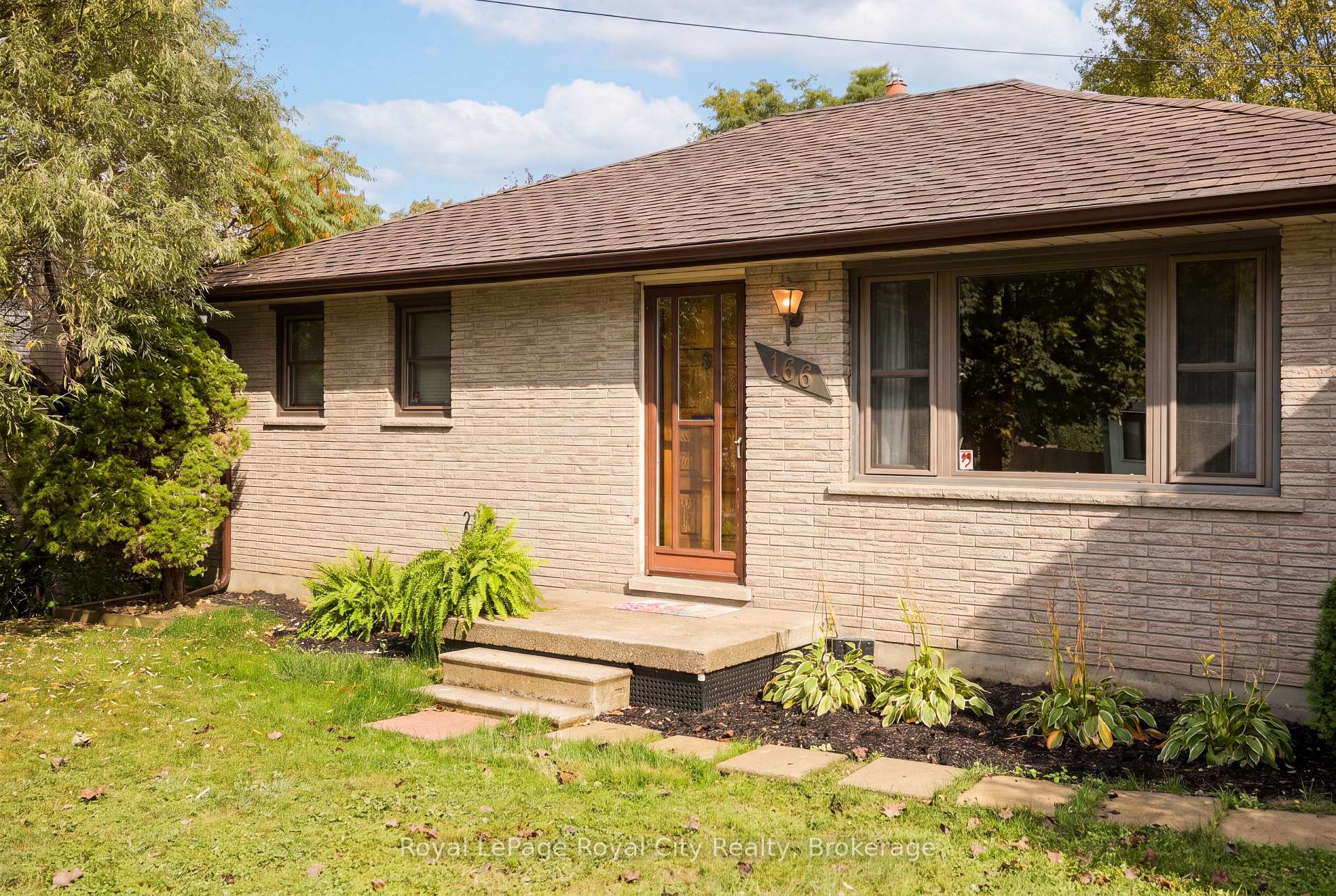 Photo 4 of 166 Victoria Road N, Guelph, St. George's — HOMEH
