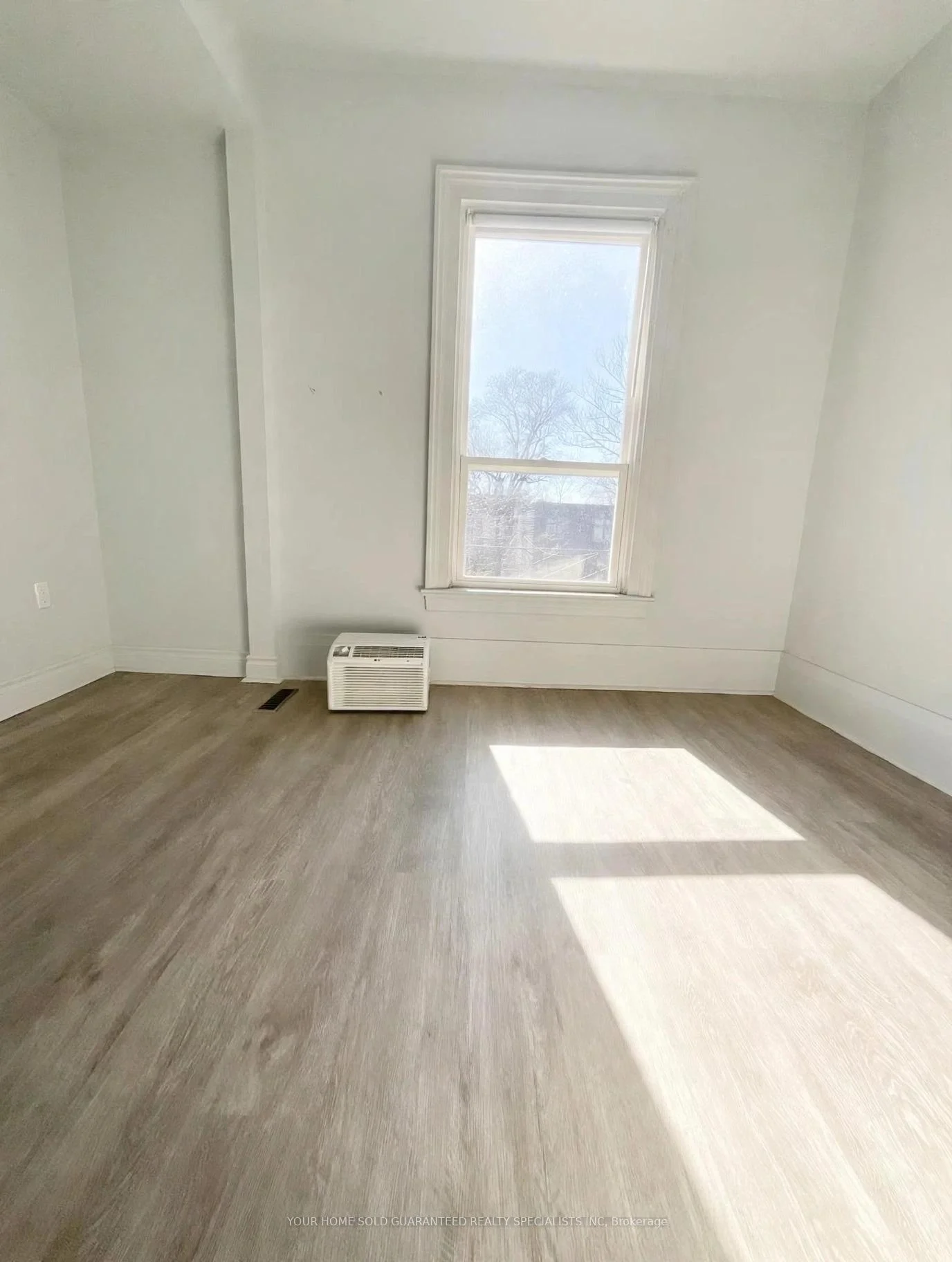 Photo 5 of Unit 2nd Floor, 243 Woodfield Road, Toronto, Greenwood-Coxwell — HOMEH