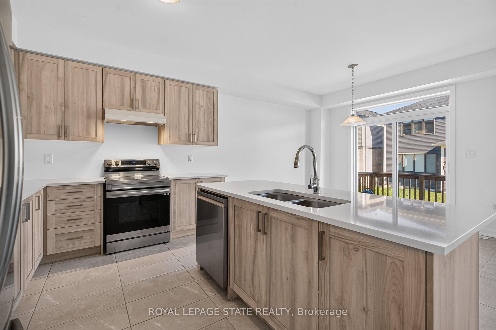 Photo 18 of 57 Wintergreen Crescent, Haldimand — HOMEH
