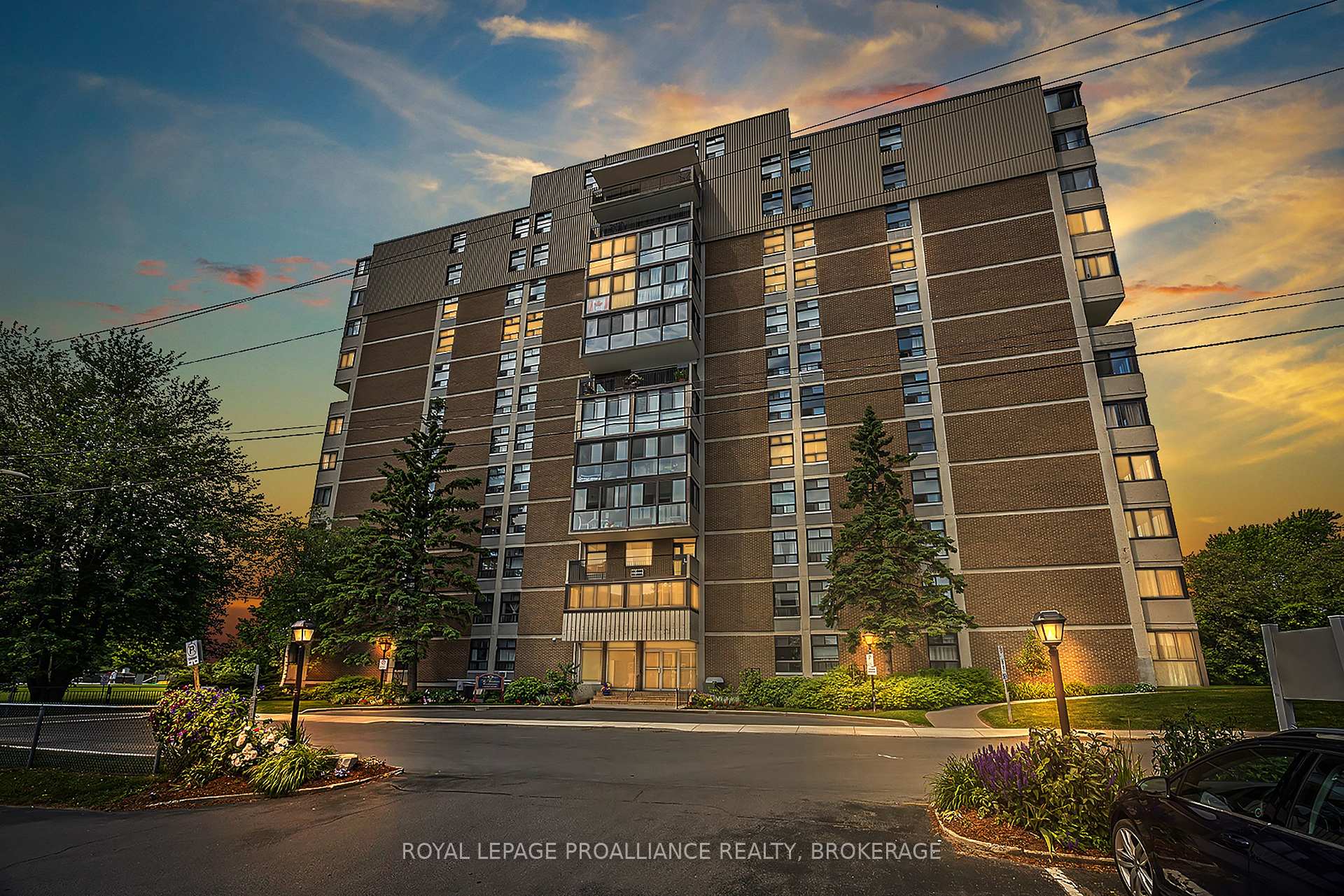 Photo of Unit 806, 2 Mowat Avenue