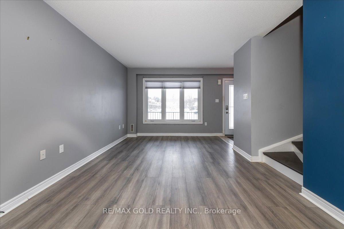 Photo 3 of 117 Bentley Crescent, Barrie, 400 West — HOMEH