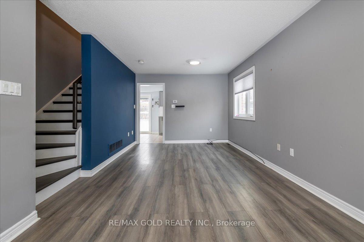 Photo 4 of 117 Bentley Crescent, Barrie, 400 West — HOMEH