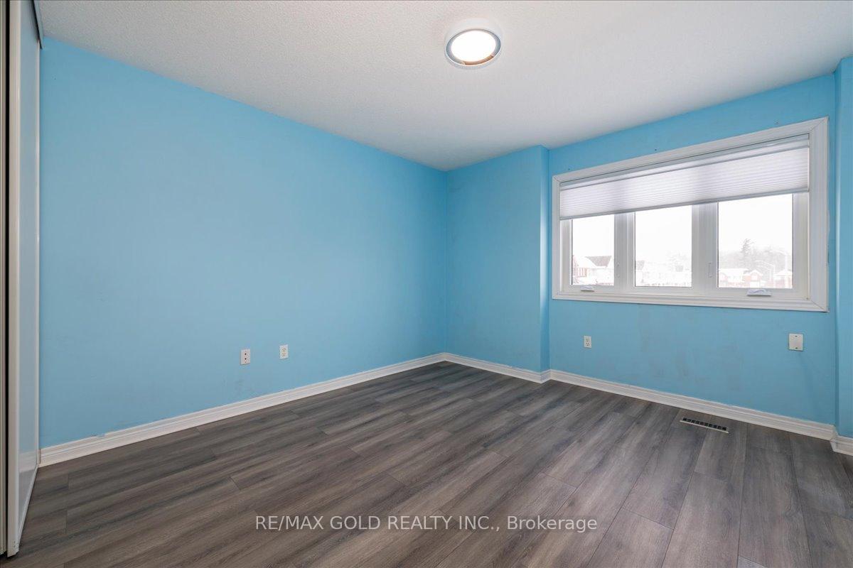 Photo 15 of 117 Bentley Crescent, Barrie, 400 West — HOMEH
