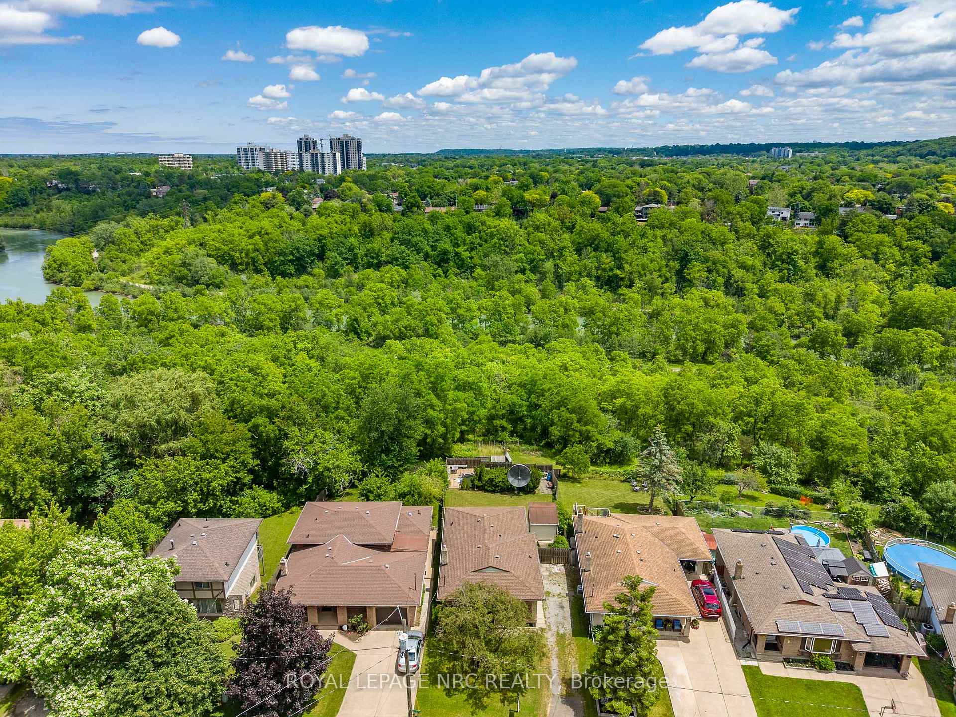 Photo 3 of 105 Hillview Road, St. Catharines, Western Hill — HOMEH