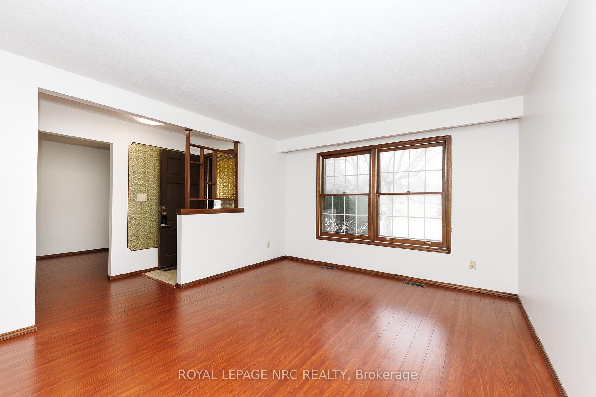 Photo 7 of 105 Hillview Road, St. Catharines, Western Hill — HOMEH
