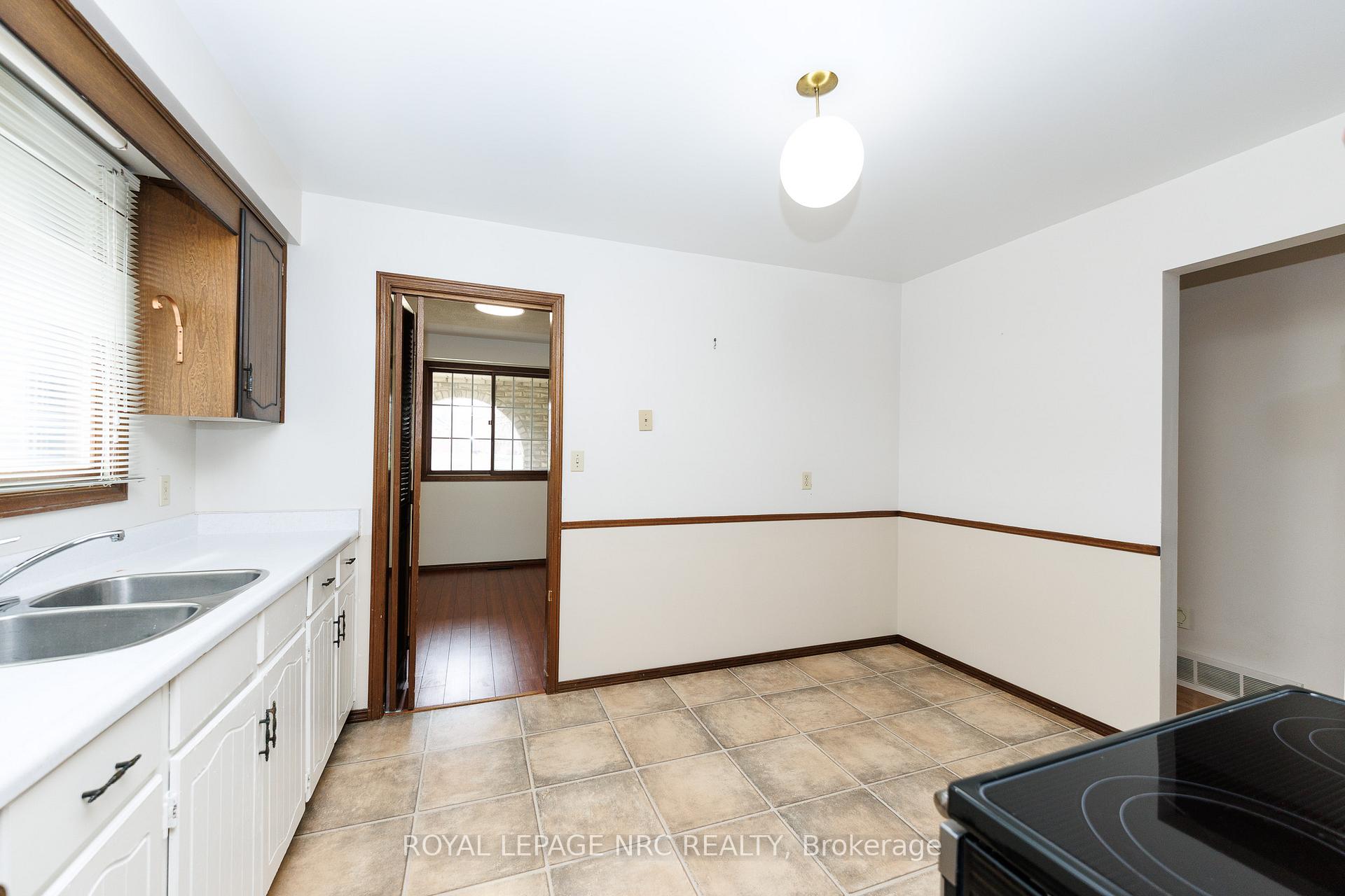 Photo 11 of 105 Hillview Road, St. Catharines, Western Hill — HOMEH