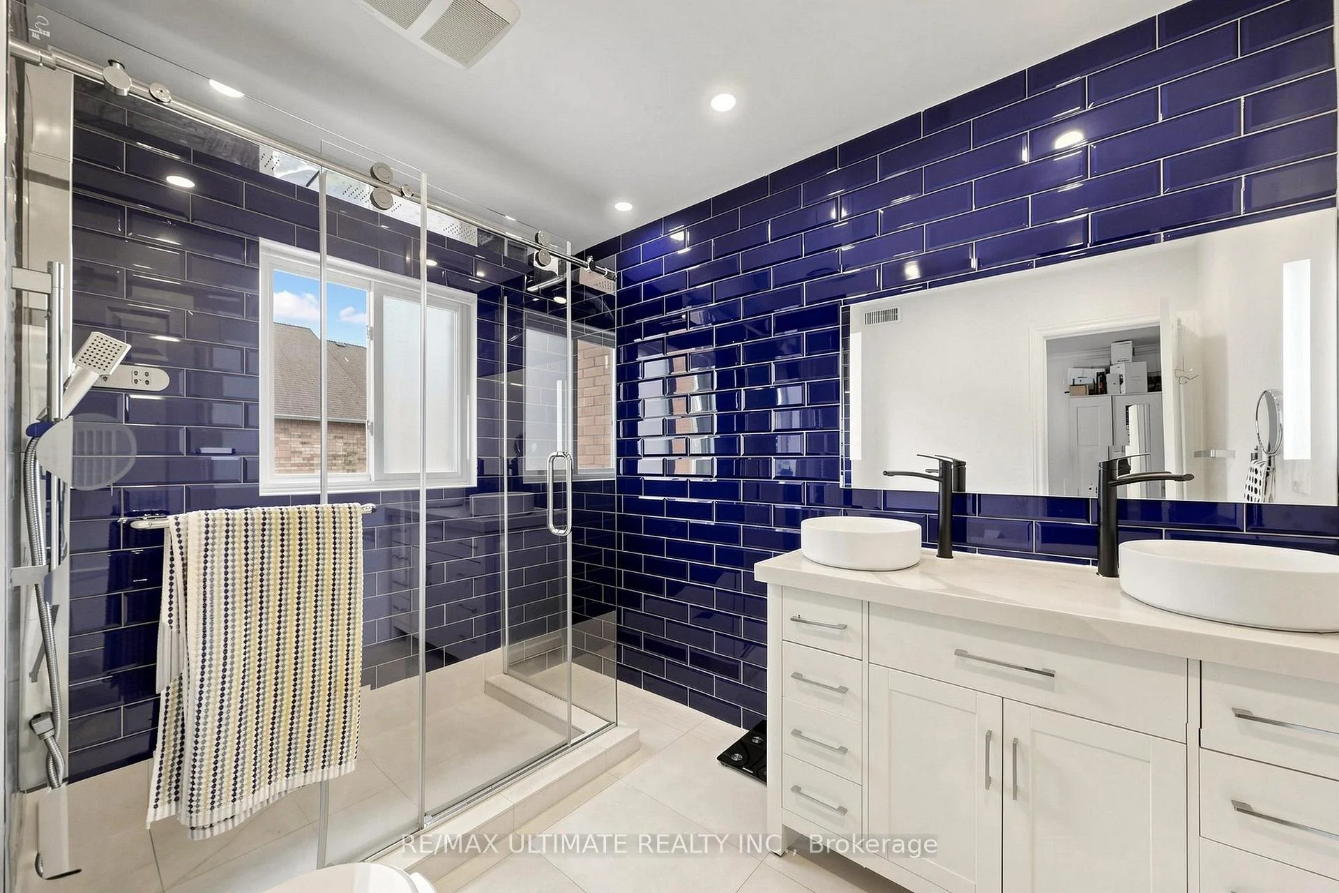 Photo 11 of 131 Foxchase Avenue, Vaughan, East Woodbridge — HOMEH