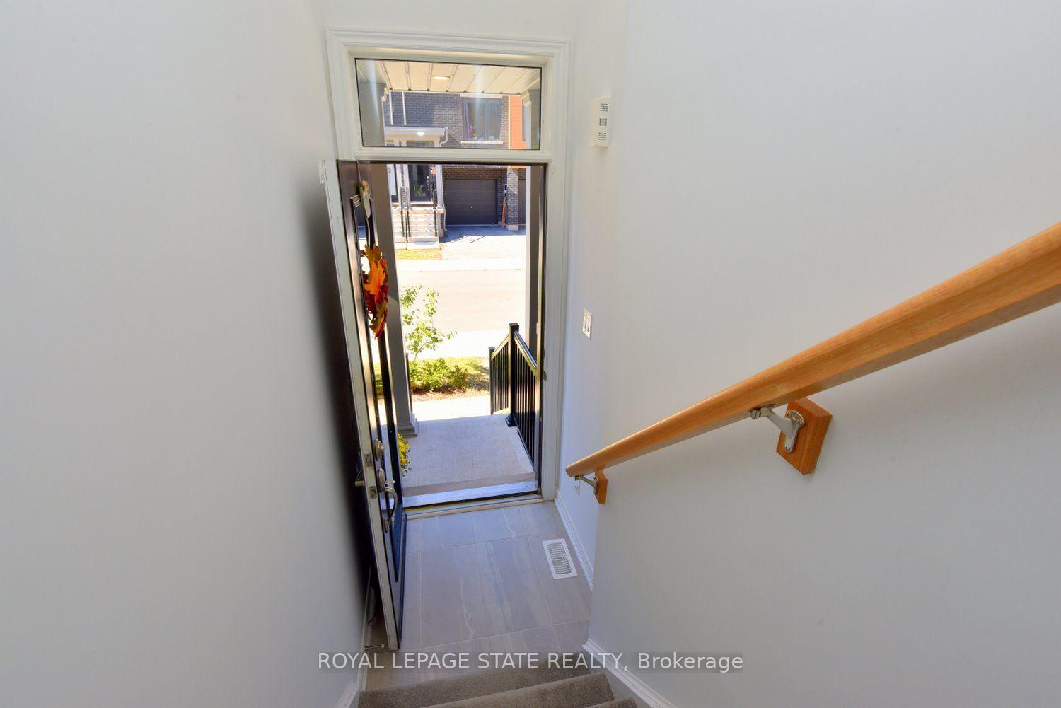 Photo 5 of 19 Radison Lane, Hamilton, McQuesten — HOMEH