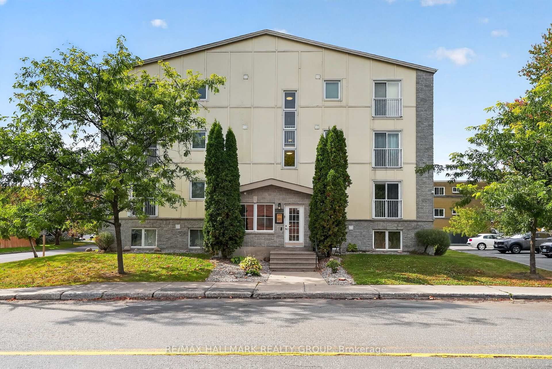 Photo of Unit 304, 646 Cummings Avenue