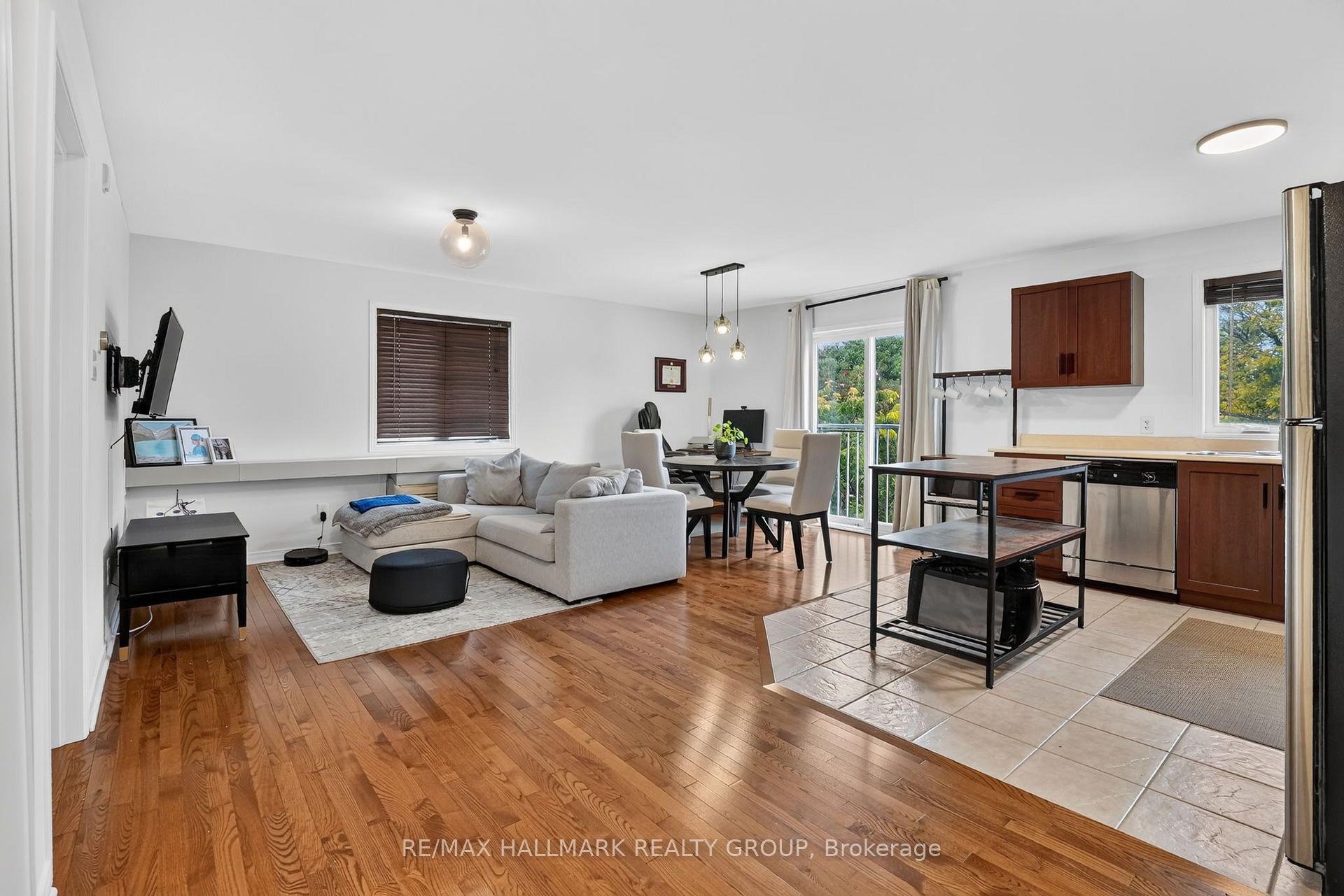 Photo 3 of Unit 304, 646 Cummings Avenue, Ottawa, Castle Heights/Rideau High — HOMEH