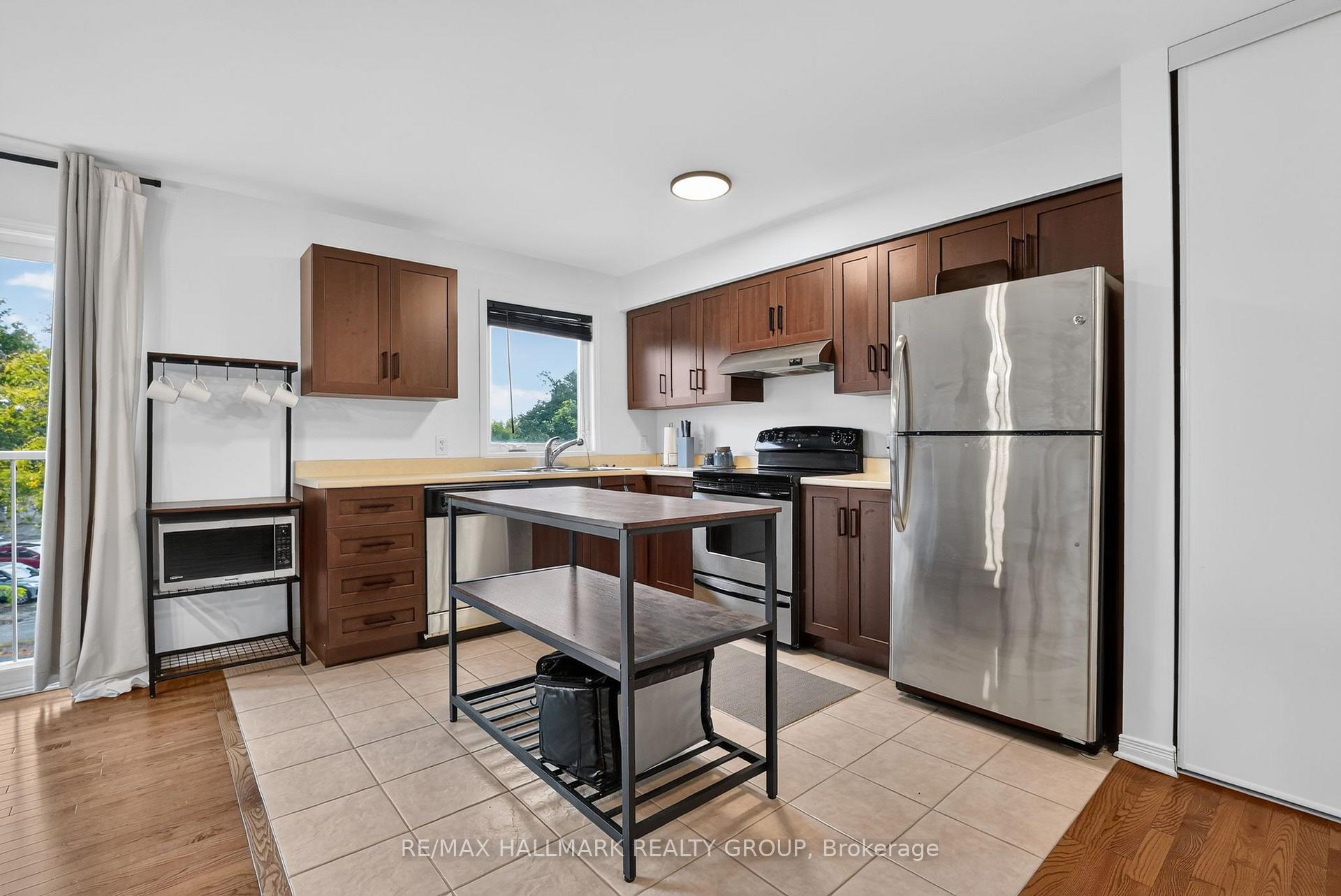 Photo 4 of Unit 304, 646 Cummings Avenue, Ottawa, Castle Heights/Rideau High — HOMEH