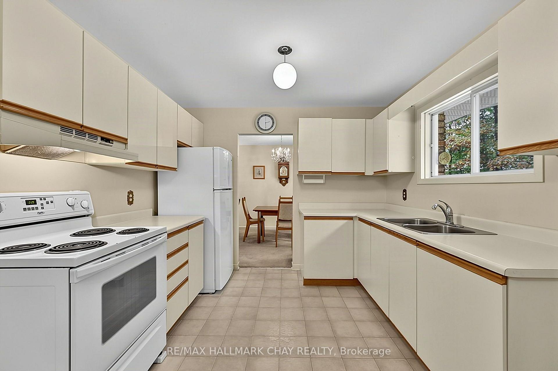 Photo 10 of 4 Binnie Drive, Springwater, Minesing — HOMEH