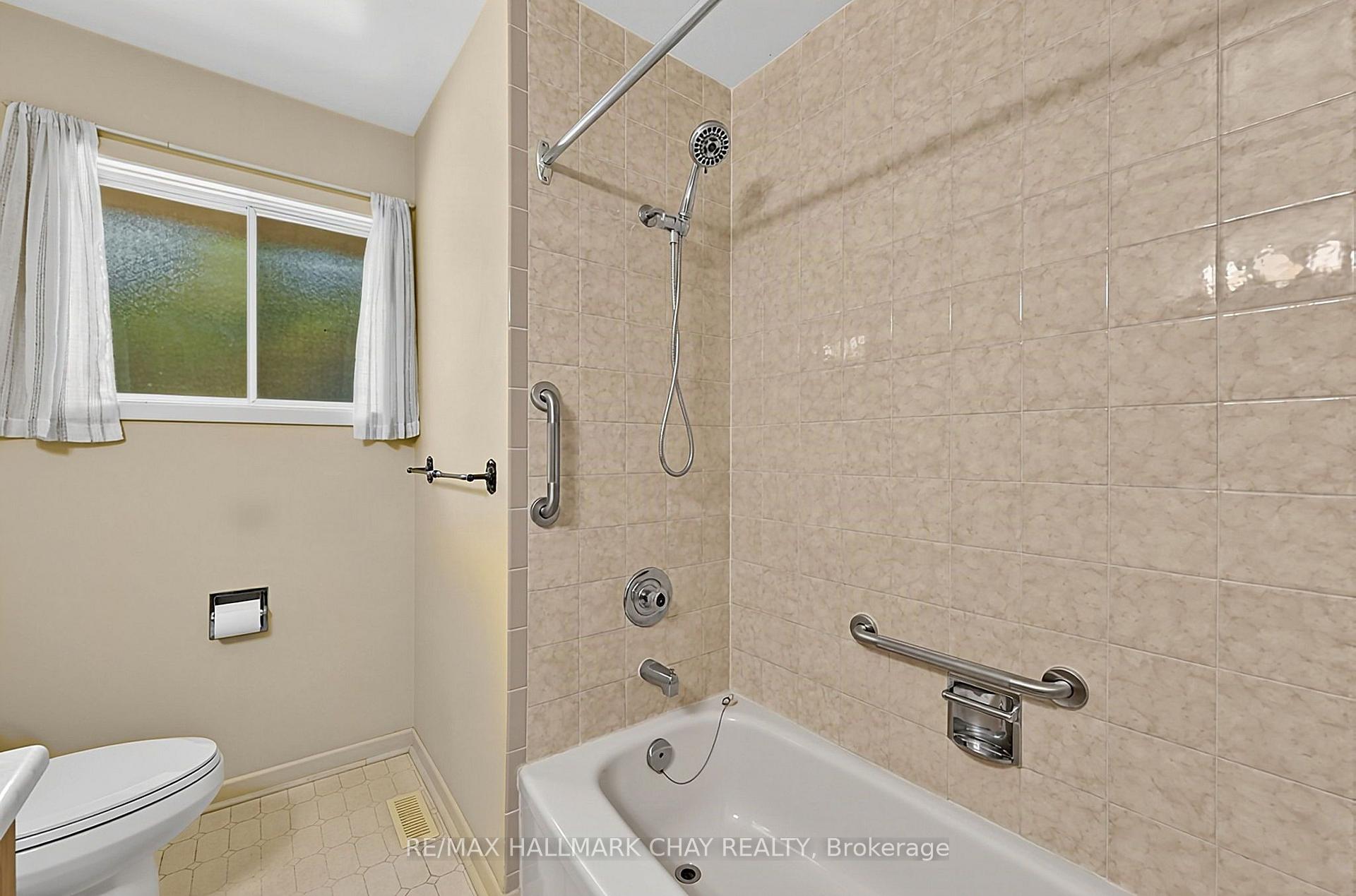 Photo 18 of 4 Binnie Drive, Springwater, Minesing — HOMEH