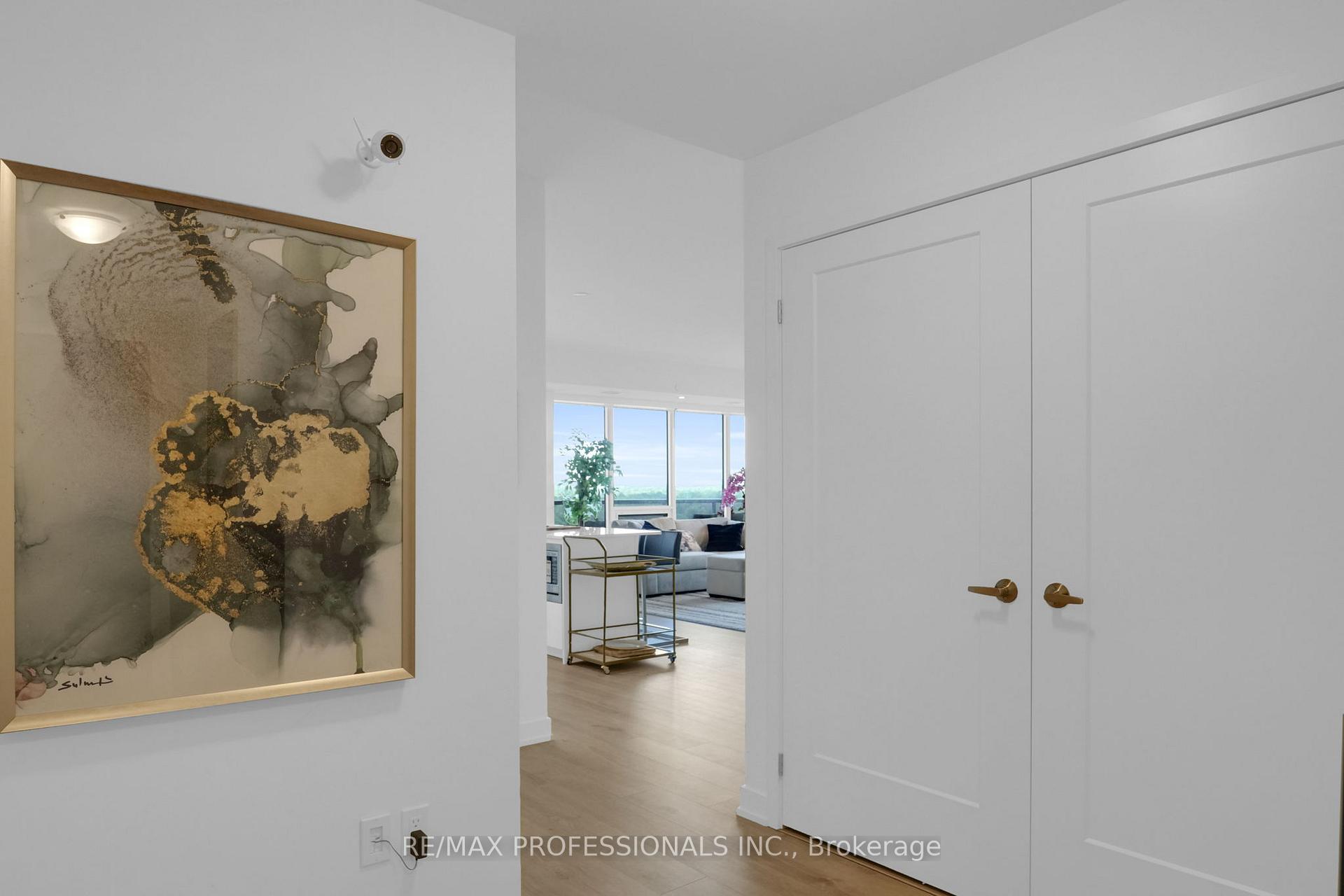 Photo 5 of Unit 1402, 1035 Southdown Road, Mississauga, Clarkson — HOMEH