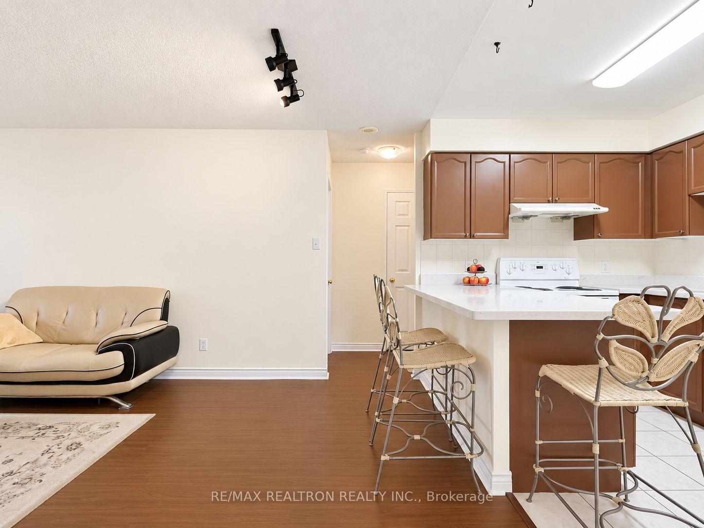 Photo 4 of Unit 511, 256 Doris Avenue, North York, Willowdale East — HOMEH