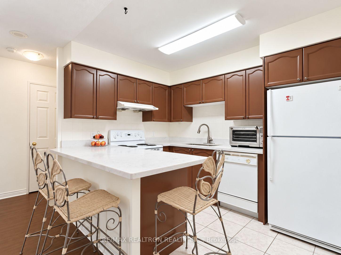 Photo 5 of Unit 511, 256 Doris Avenue, North York, Willowdale East — HOMEH