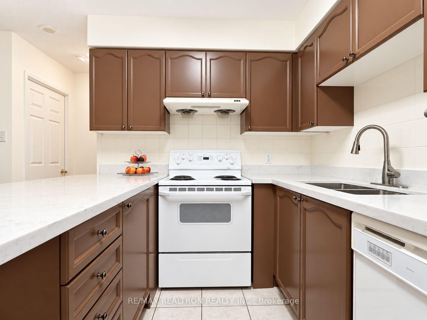 Photo 6 of Unit 511, 256 Doris Avenue, North York, Willowdale East — HOMEH