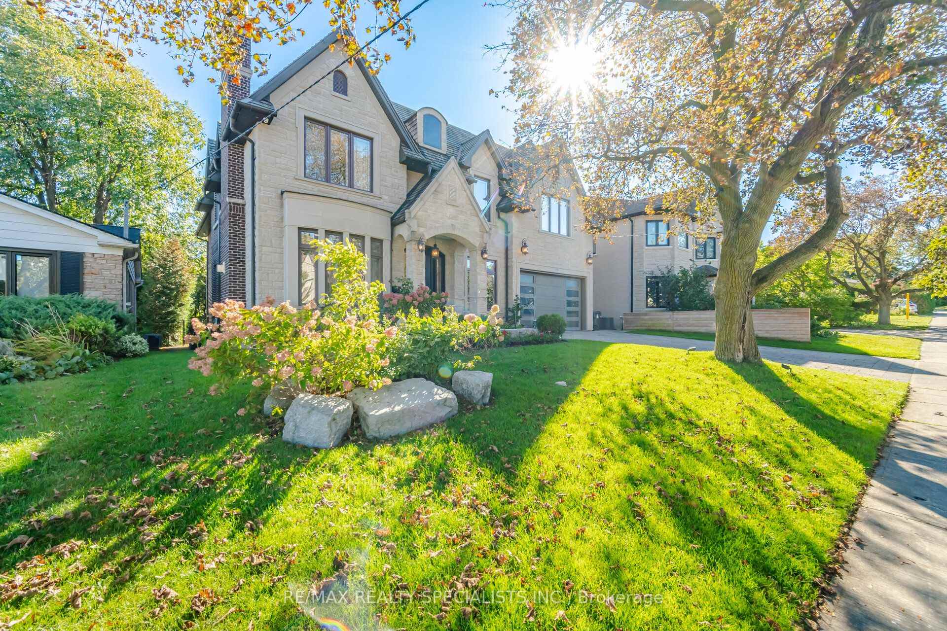 Photo 2 of 154 Burbank Drive, North York, Bayview Village — HOMEH