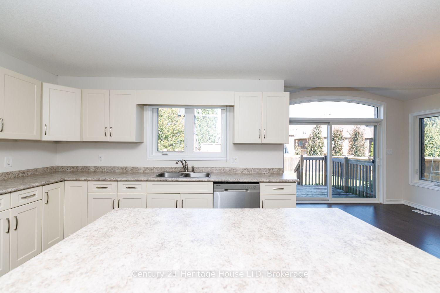 Photo 15 of 11 Philmori Crescent, Pelham, Fonthill — HOMEH