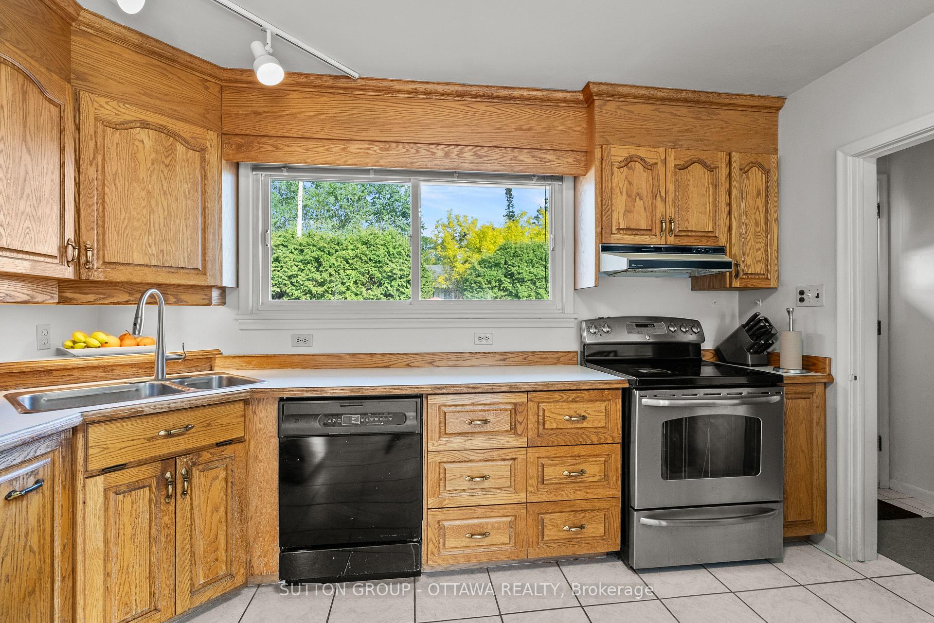 Photo 11 of 1237 Whitmore Avenue, Ottawa, Bel Air Heights — HOMEH