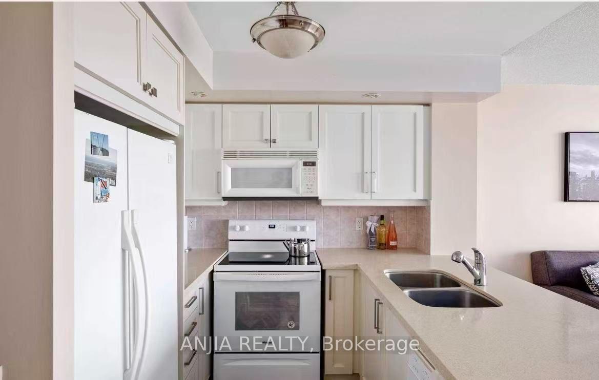 Front of Unit 903, 5 Northtown Way