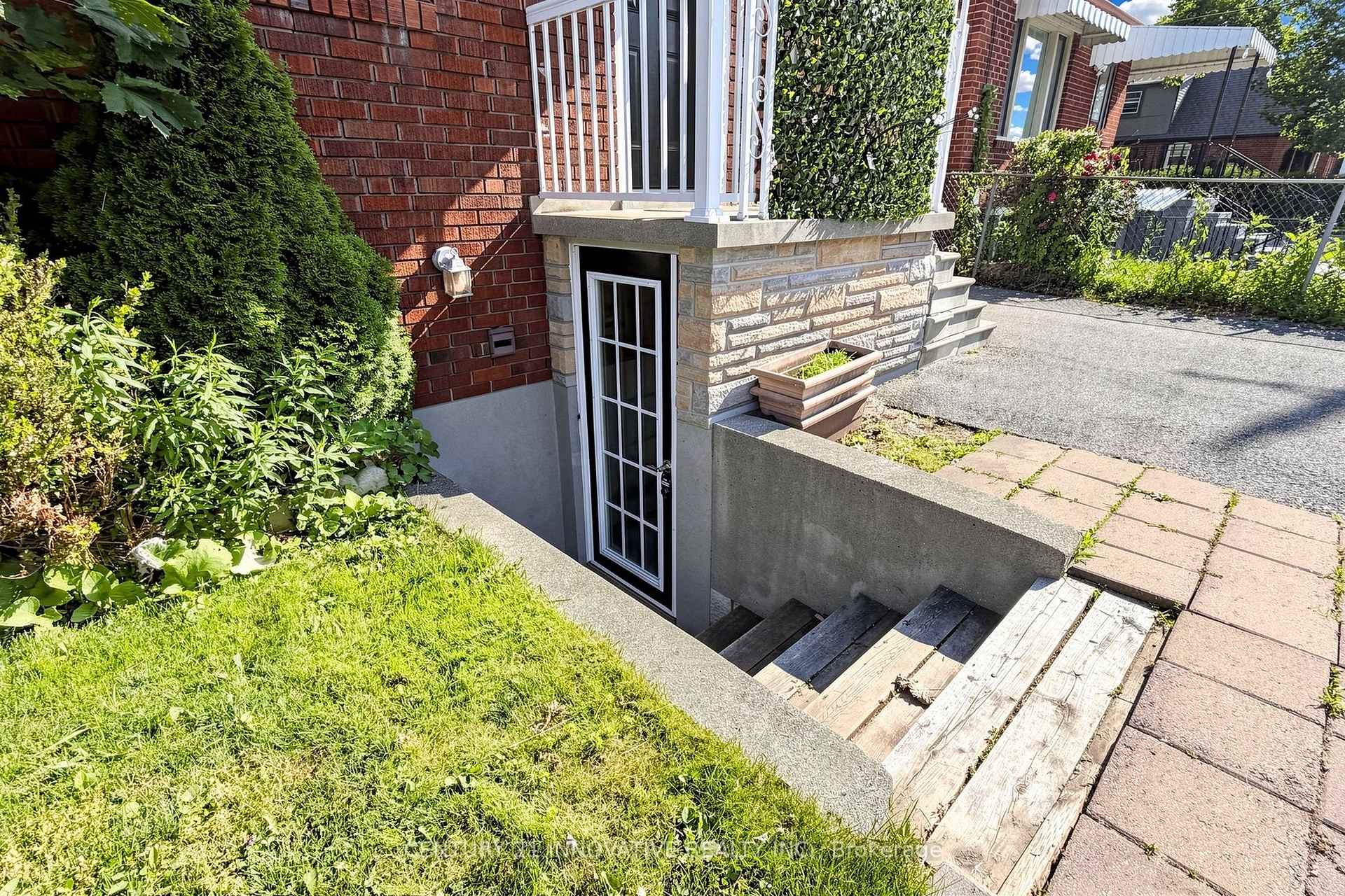 Photo 4 of 59 Manitoba Street, Etobicoke, Mimico — HOMEH