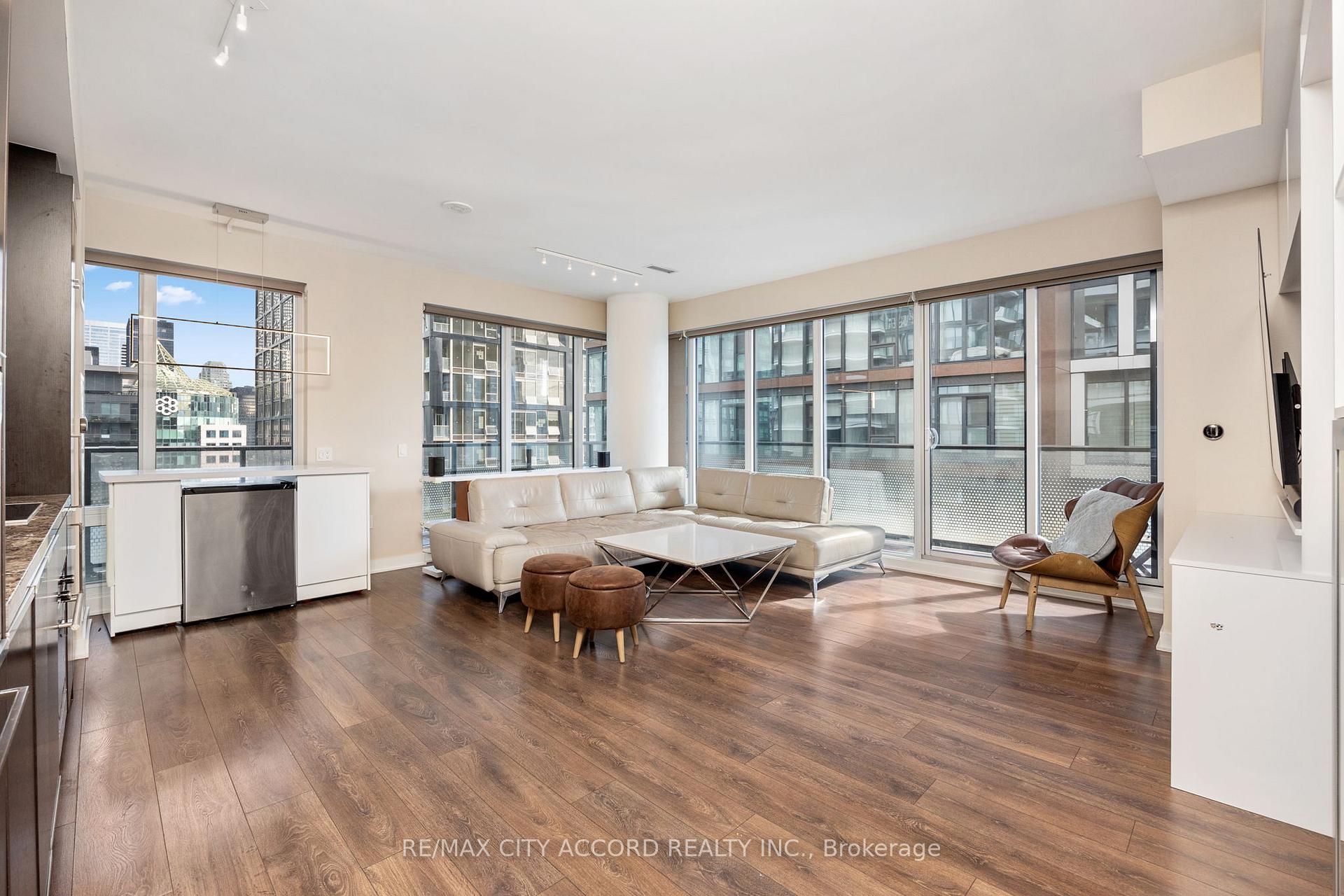 Photo 4 of Unit 3702, 115 Blue Jays Way, Toronto, Waterfront Communities — HOMEH