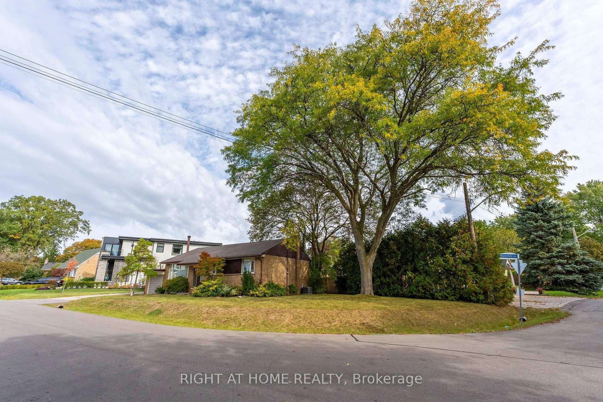 Photo 2 of 9 Appledale Road, Etobicoke, Princess-Rosethorn — HOMEH