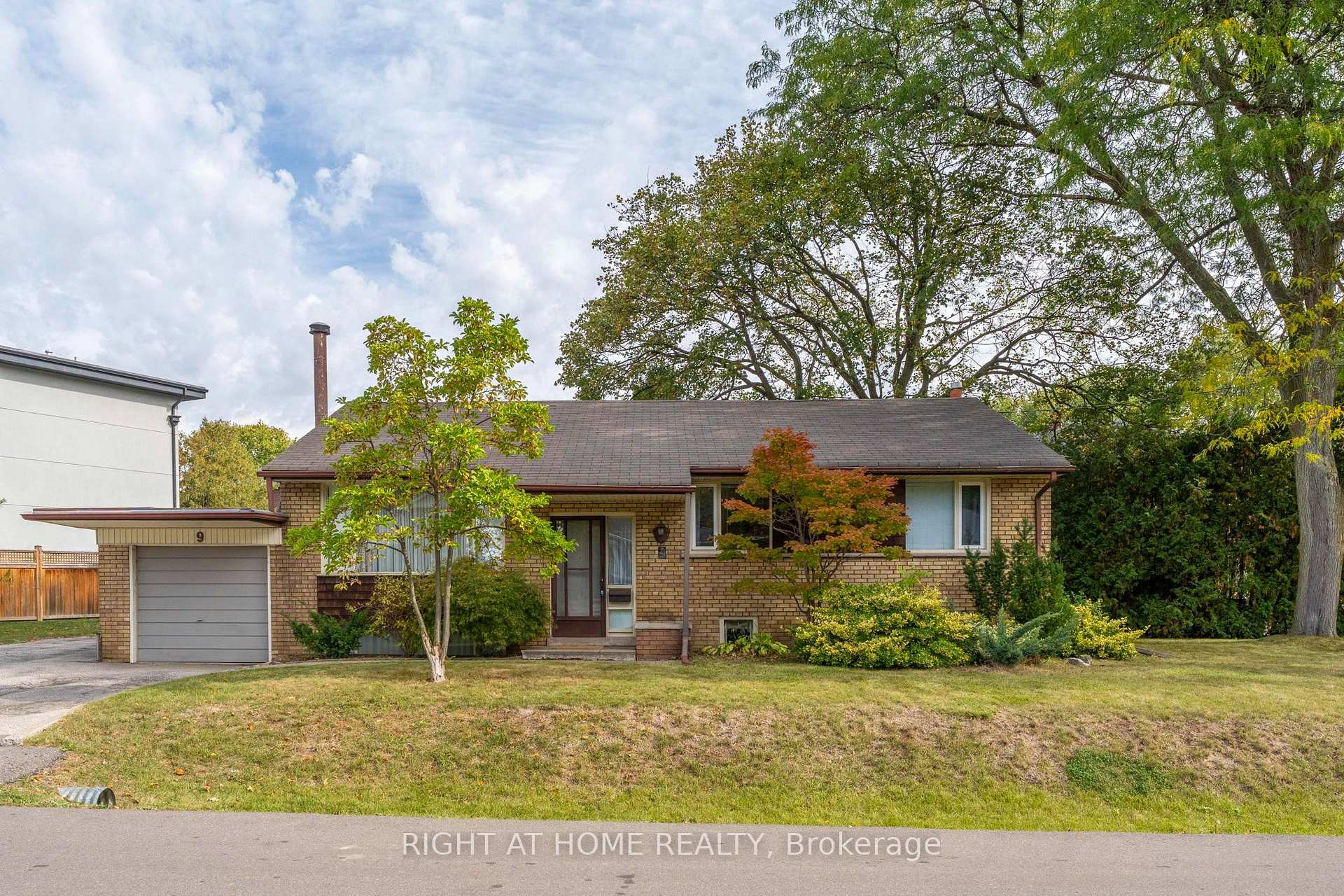 Photo 3 of 9 Appledale Road, Etobicoke, Princess-Rosethorn — HOMEH