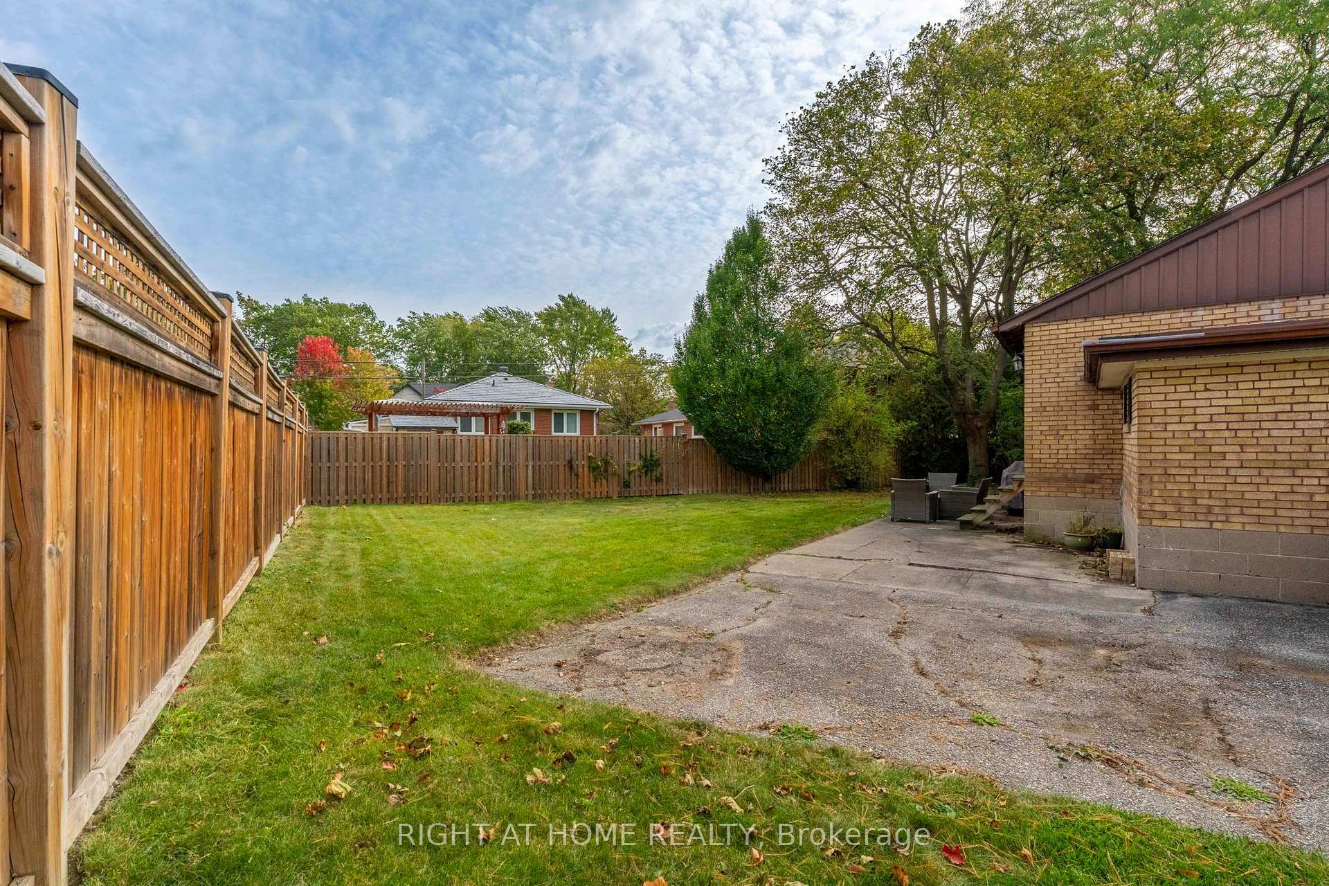 Photo 4 of 9 Appledale Road, Etobicoke, Princess-Rosethorn — HOMEH
